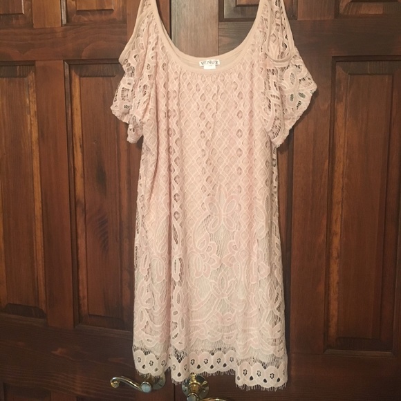 VENUS Dresses & Skirts - Venus cold shoulder lace dress